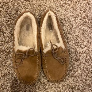 UGG Moccasins SZ-6